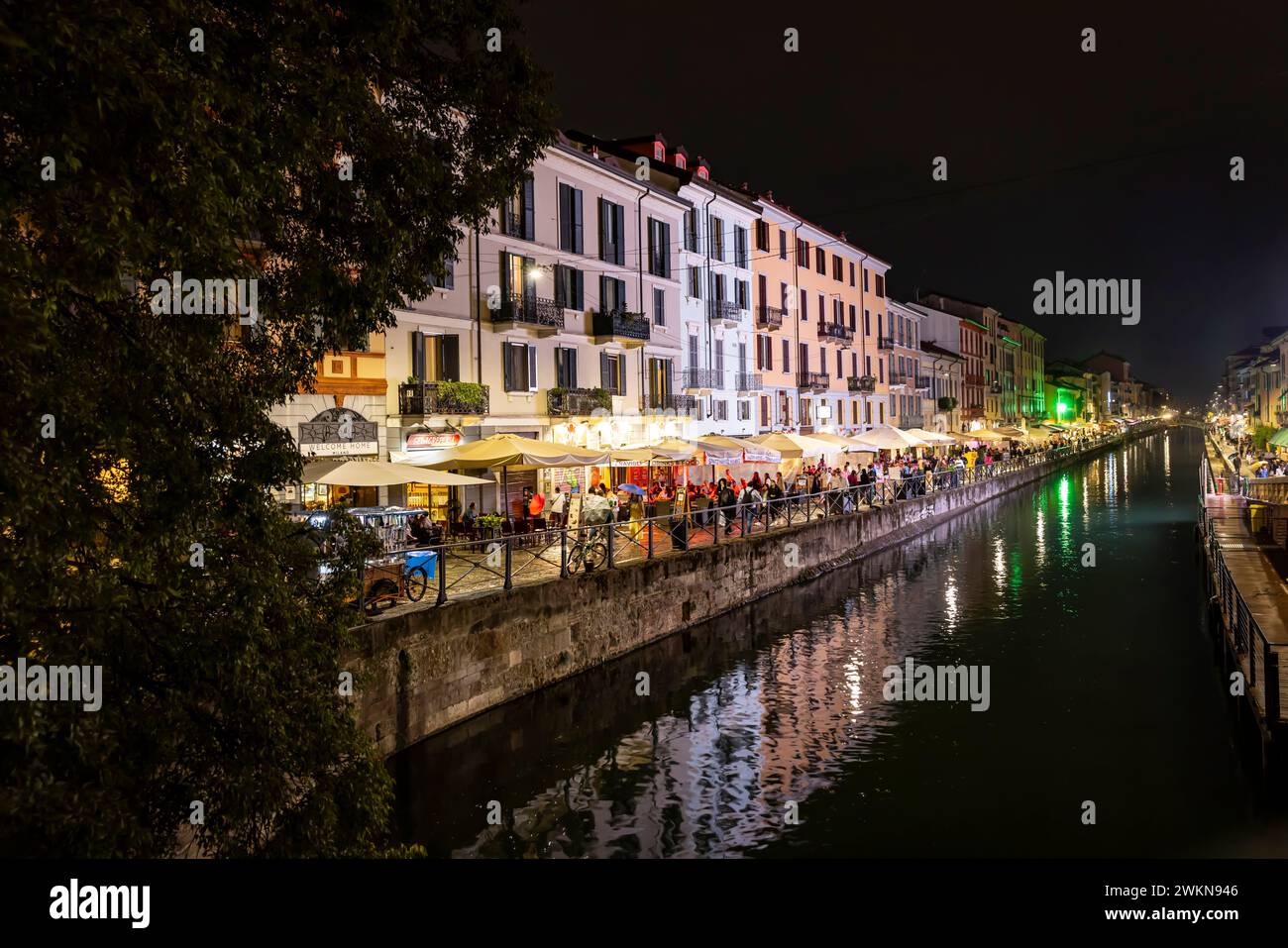 Vita notturna sul Canal grande nel quartiere dei Navigli di Milano Foto Stock