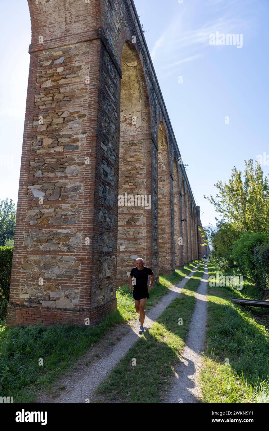 L'Acquedotto di Nottolini è un acquedotto e punto di riferimento vicino a Lucca, in Italia. La struttura ottocentesca portava l'acqua a Lucca dalle montagne e dal serv Foto Stock