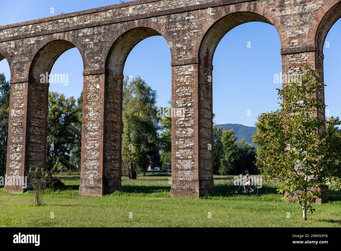 L'Acquedotto di Nottolini è un acquedotto e punto di riferimento vicino a Lucca, in Italia. La struttura ottocentesca portava l'acqua a Lucca dalle montagne e dal serv Foto Stock
