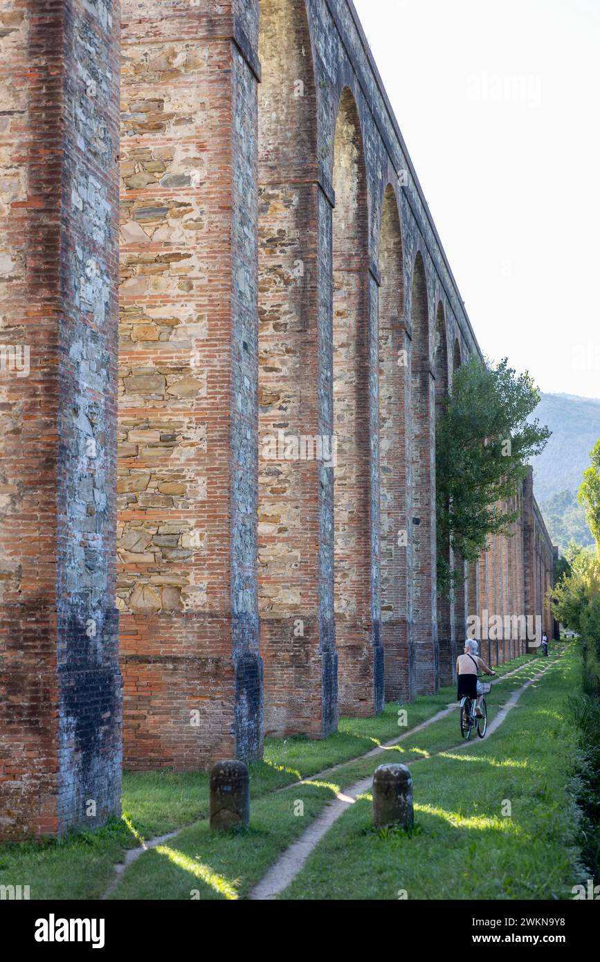L'Acquedotto di Nottolini è un acquedotto e punto di riferimento vicino a Lucca, in Italia. La struttura ottocentesca portava l'acqua a Lucca dalle montagne e dal serv Foto Stock