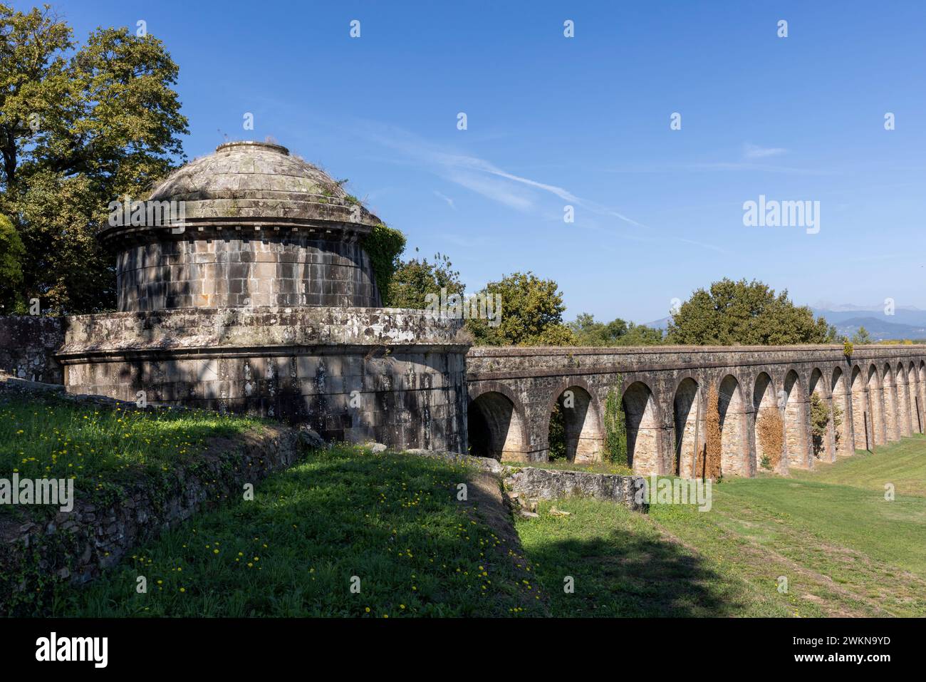 L'Acquedotto di Nottolini è un acquedotto e punto di riferimento vicino a Lucca, in Italia. La struttura ottocentesca portava l'acqua a Lucca dalle montagne e dal serv Foto Stock