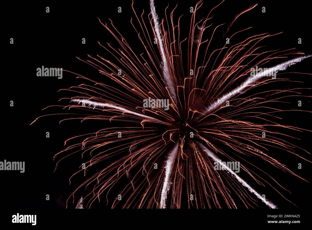 Fuochi d'artificio rossi, arancioni e bianchi nel cielo notturno, Montreal, Quebec, Canada. Foto Stock