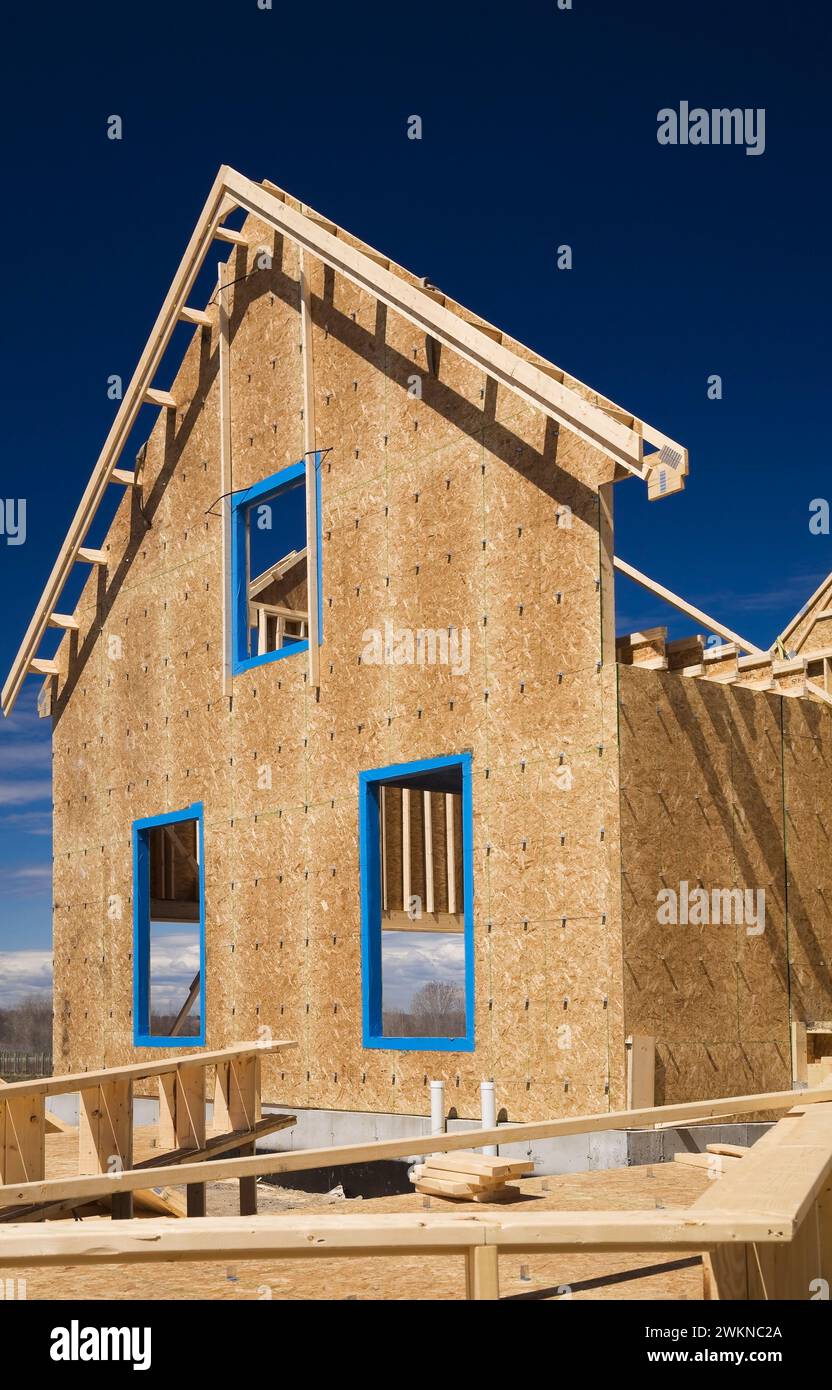 Struttura in legno a due piani in costruzione. Foto Stock