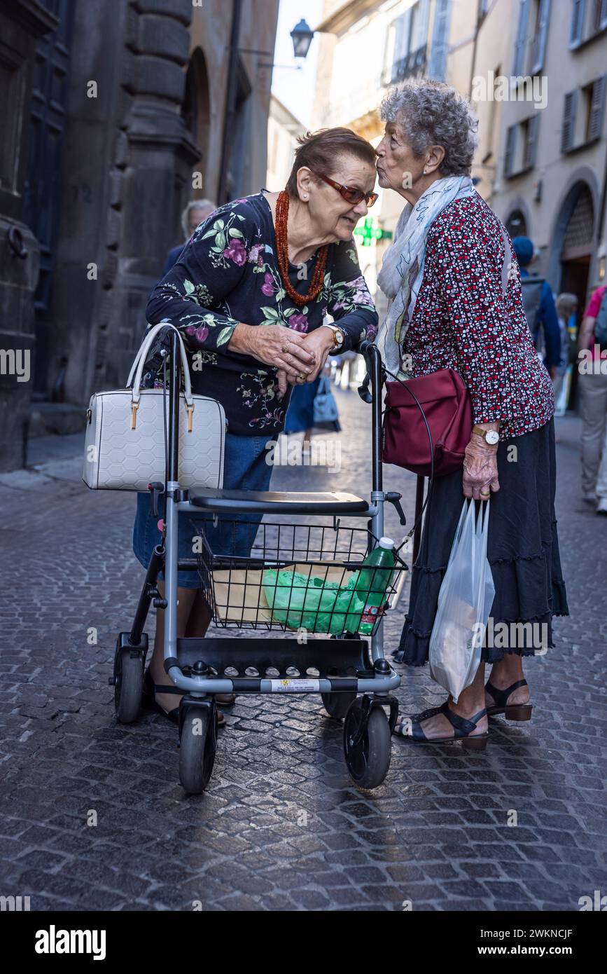 Amici in visita per strada a Orvieto, Italia. Foto Stock