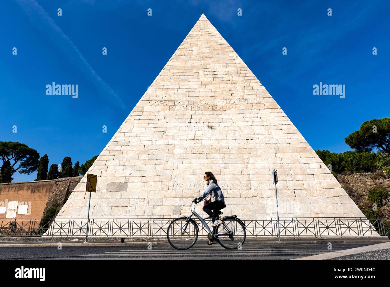 La Piramide di Caius Cestius nel quartiere Testaccio a Roma, Italia. Foto Stock