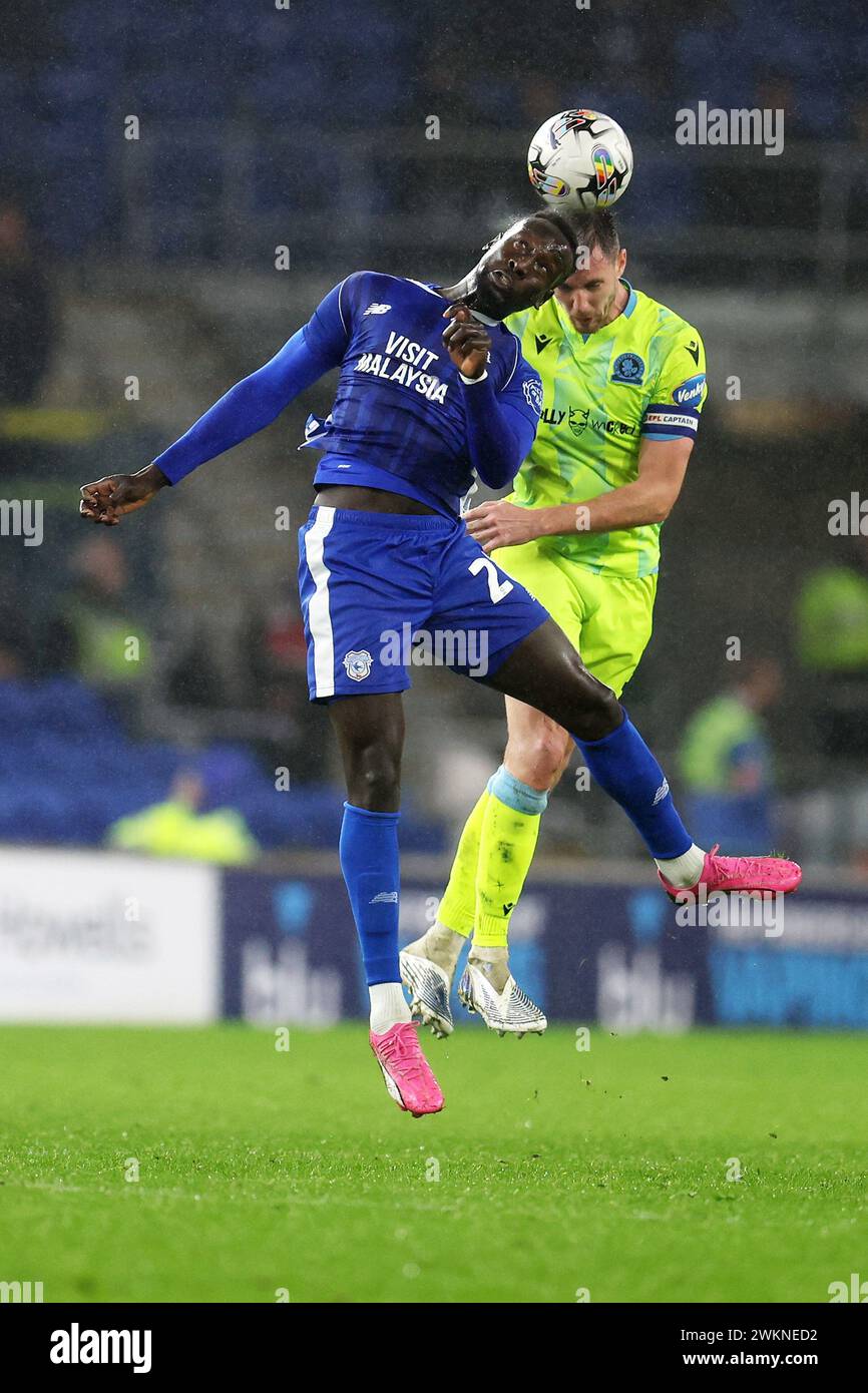 Cardiff, Regno Unito. 20 febbraio 2024. Famara Diédhiou di Cardiff City salta per un colpo di testa con Dominic Hyam dei Blackburn Rovers (r) .EFL Skybet Championship Match, Cardiff City vs Blackburn Rovers al Cardiff City Stadium di Cardiff, Galles, martedì 20 febbraio 2024. Questa immagine può essere utilizzata solo per scopi editoriali. Solo per uso editoriale, foto di Andrew Orchard/Andrew Orchard fotografia sportiva/Alamy Live news credito: Andrew Orchard fotografia sportiva/Alamy Live News Foto Stock