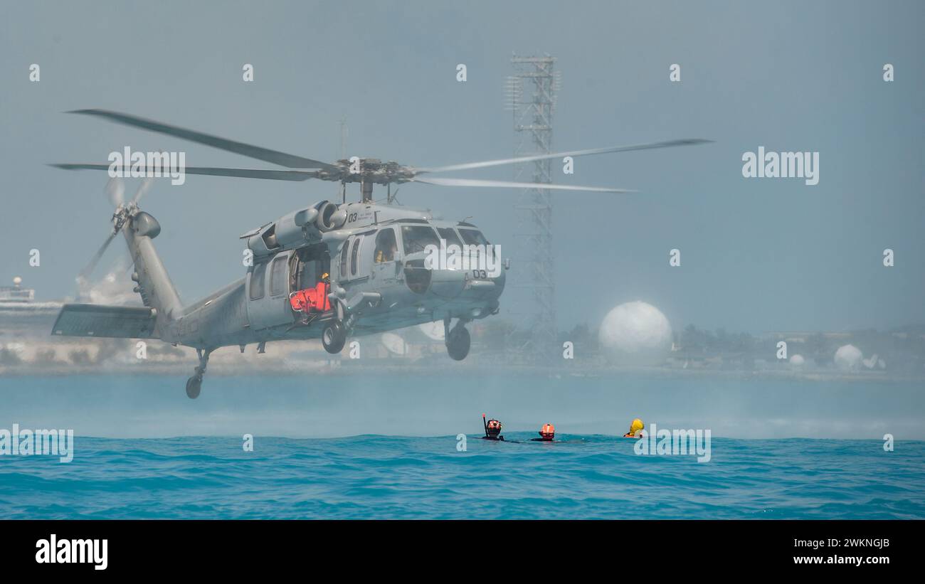 230228-N-IW125-1395 KEY WEST, Flag. (28 febbraio 2023) – la stazione aeronavale Key West Search and Rescue svolge un addestramento sul paranco in un MH-60S Seahawk al porto di Truman a Key West, Flag. La Naval Air Station Key West è la struttura all'avanguardia per i caccia da combattimento di tutti i servizi militari, fornisce supporto pierside di classe mondiale alle navi navali statunitensi e straniere ed è il principale centro di addestramento per le operazioni militari di superficie e sottosuolo. (Foto US Navy di MC2 Nicholas V. Huynh/rilasciata) Foto Stock