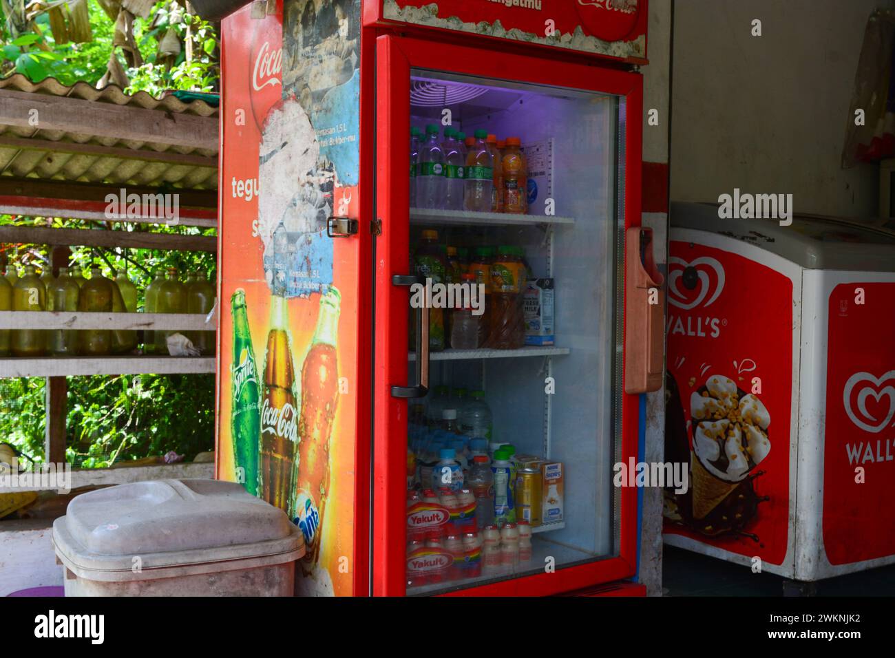 Maggio 2023, Wonosobo, Indonesia: Un distributore di bevande in un negozio. Foto Stock