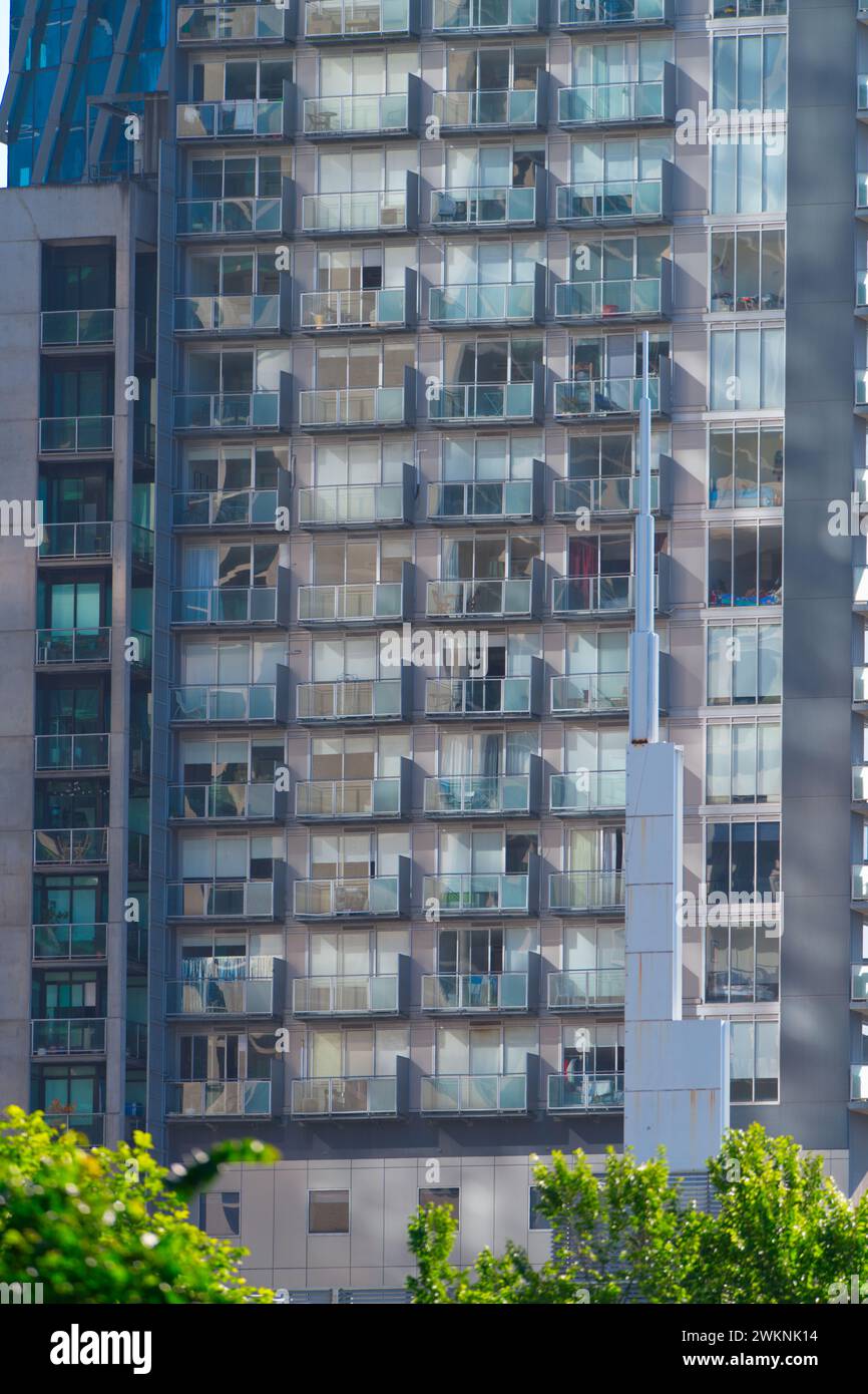 Vista esterna astratta dell'edificio di appartamenti con finestre e balconi in vetro, Melbourne, Australia. Foto Stock