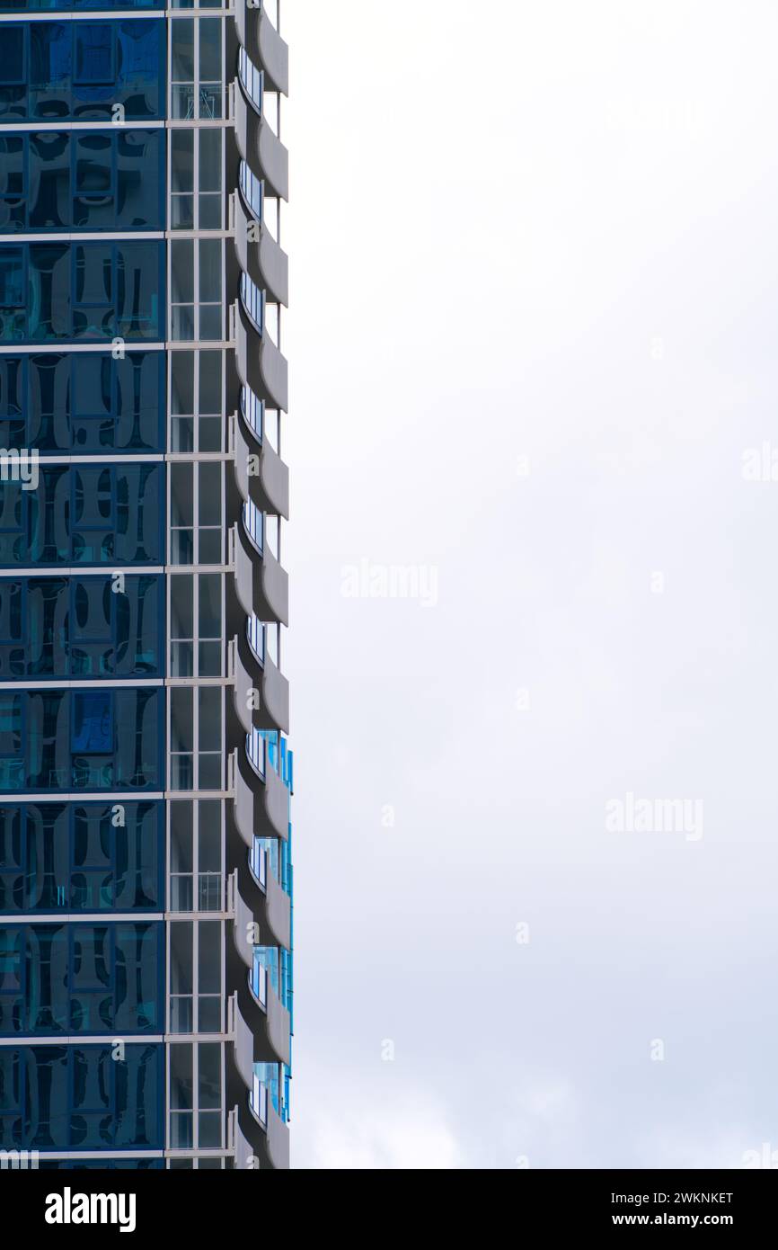 Edificio di appartamenti con vista esterna che mostra finestre di vetro e balconi, Melbourne, Australia. Foto Stock