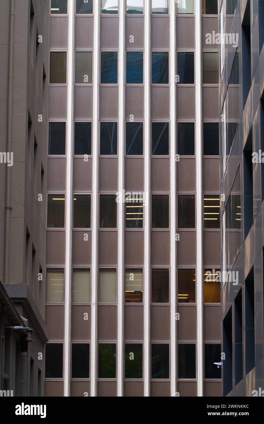 Architettura astratta e modelli di design degli edifici con finestre in vetro e linee verticali, Melbourne, Australia. Foto Stock