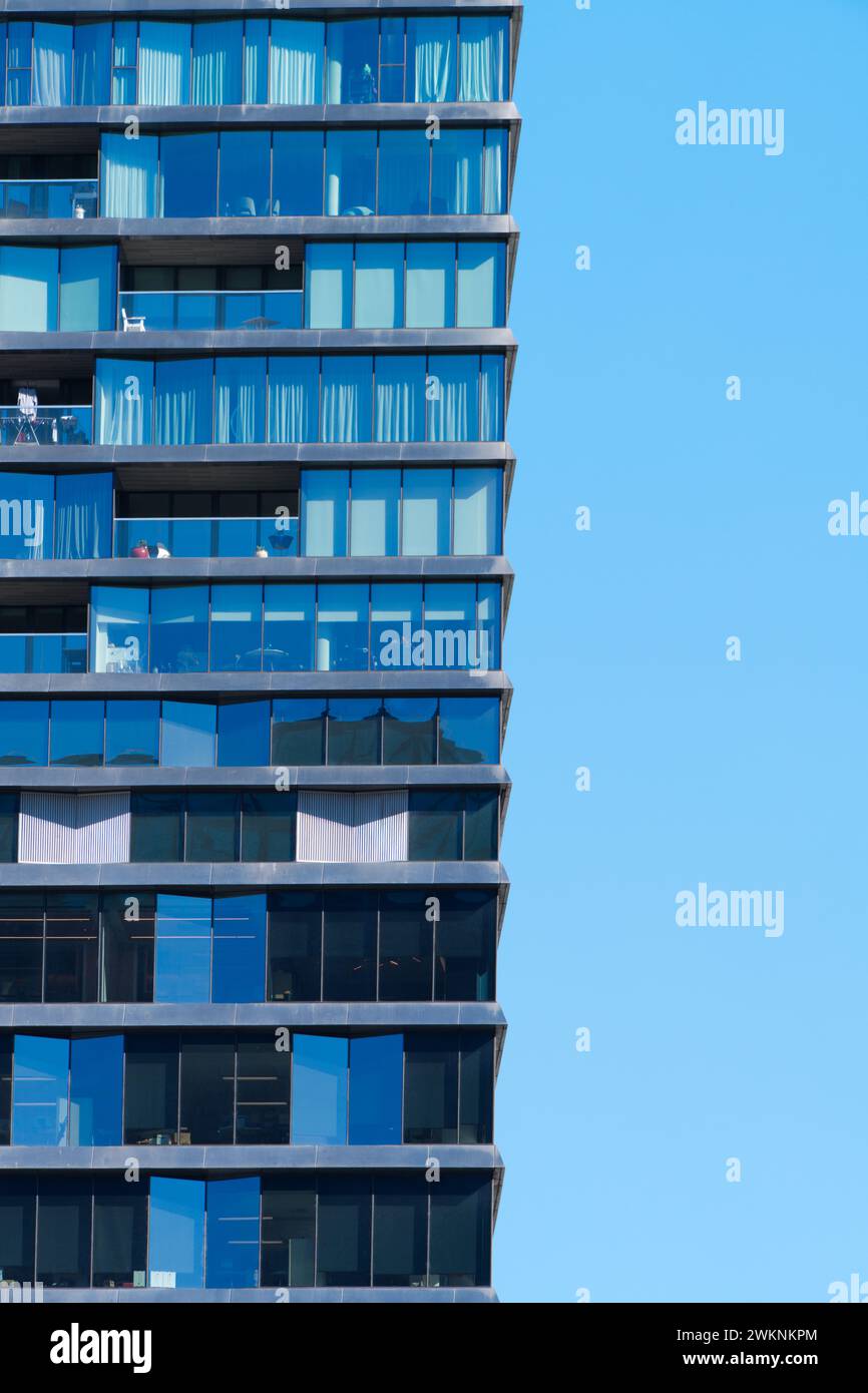 Appartamenti di stile a Melbourne Australia che mostrano l'esterno dell'edificio, balconi e finestre di vetro con un cielo azzurro. Foto Stock