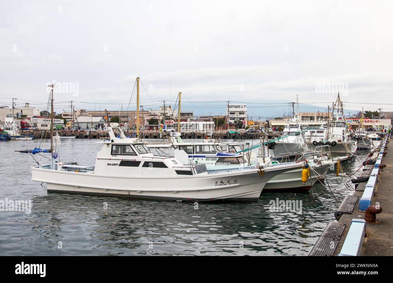 Barche da pesca al porto di Numaza nella città di Numazu nella prefettura di Shizuoka, Giappone. Foto Stock