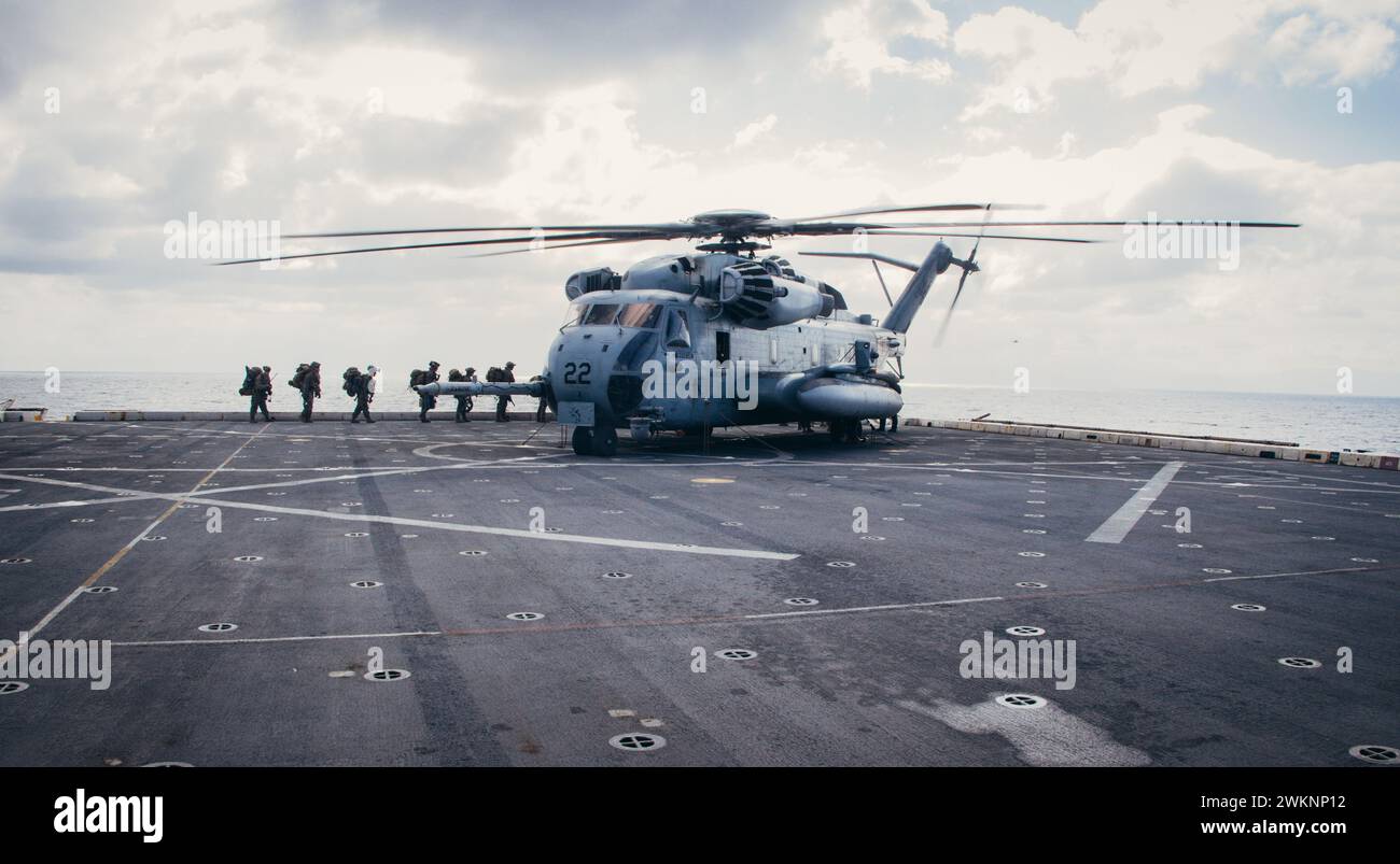 US Marines CH-53E mentre era sulla USS Mesa Verde (LPD 19, Mar Mediterraneo, 18 febbraio 2024. Foto di Aziza Kamuhanda Foto Stock
