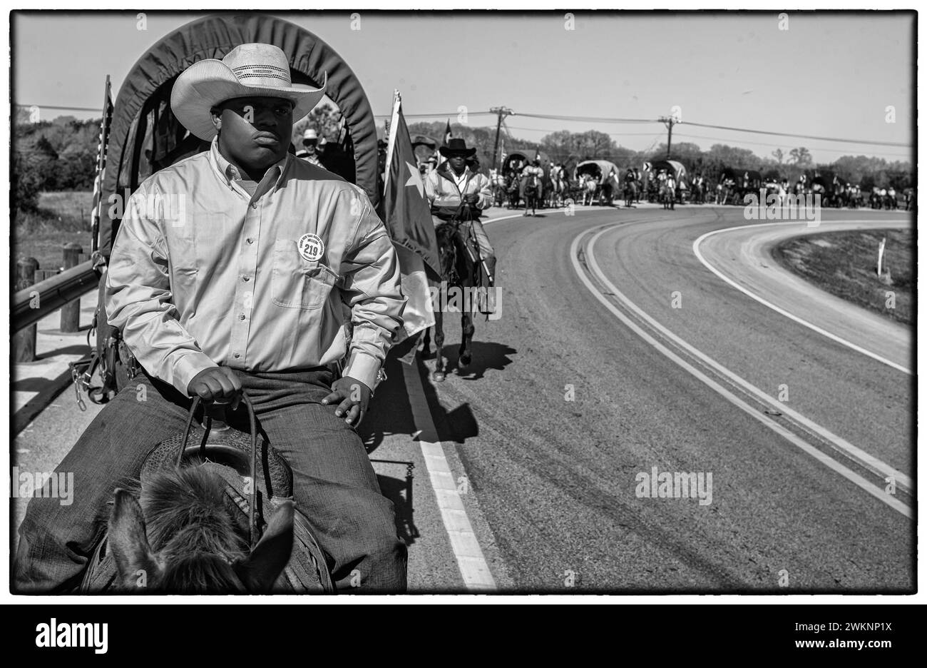 Prairie View, Texas, Stati Uniti. 19 febbraio 2024. HERMAN CLAYTON ADAMS, 16 anni, segue il carro coperto di testa durante l'annuale Prairie View Trail Riders Association (PVTRA) 67 durante il loro viaggio di 100 miglia da Hempstead, Texas, a Houston per l'annuale Houston Livestock Show and Rodeo a Houston Texas dal 27 febbraio al 17 marzo. La PVTRA è stata fondata nel 1957 e il loro scopo è quello di promuovere l'interesse agricolo nei giovani americani e di perpetuare quei principi e metodi che sono diventati gli ideali e le tradizioni del mondo occidentale e del patrimonio nero occidentale. IT Foto Stock