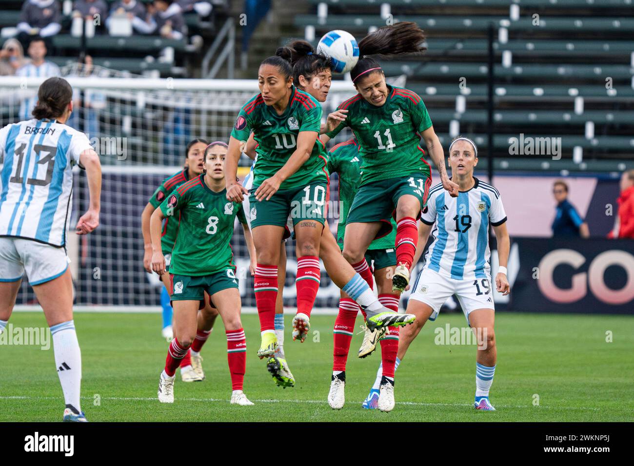 Il centrocampista messicano Jacqueline Ovalle (11) salta per un colpo di testa contro la centrocampista argentina Vanina Preininger (5) durante la CONCACAF W Gold Cup gruppo A. Foto Stock