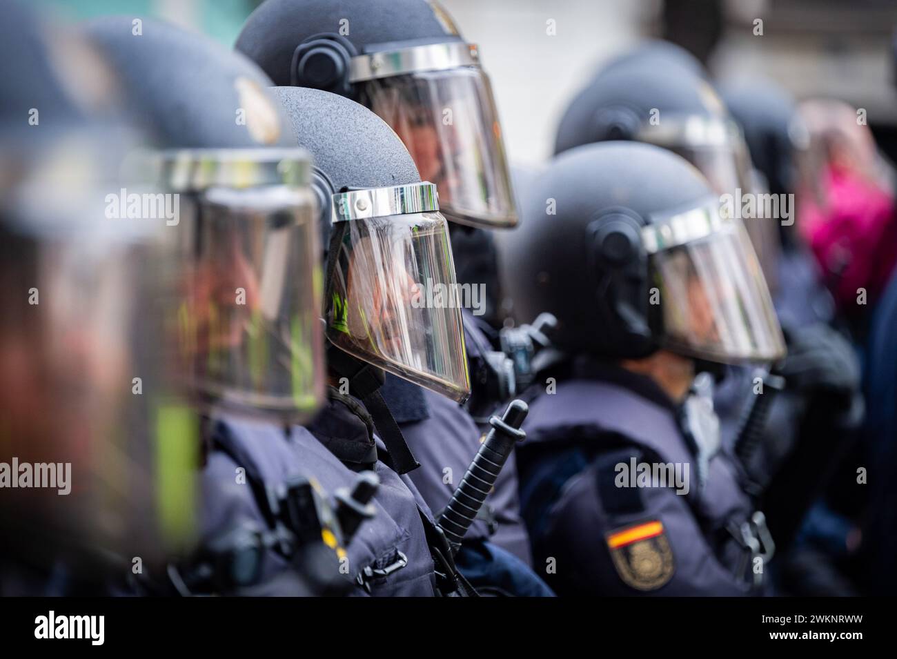 Madrid, Spagna. 21 febbraio 2024. I poliziotti sono vigili durante la manifestazione degli agricoltori a Madrid. La protesta organizzata dai sindacati spagnoli è incentrata sulle preoccupazioni per la concorrenza sleale da parte di prodotti provenienti da paesi terzi. Gli agricoltori sono anche infelici per gli scarsi profitti derivanti dalle loro colture e criticano la politica agricola dell'Unione europea. (Foto di Alberto Gardin/SOPA Images/Sipa USA) credito: SIPA USA/Alamy Live News Foto Stock