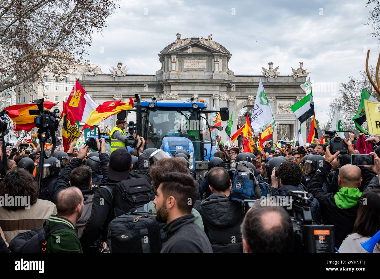 Madrid, Spagna. 21 febbraio 2024. I manifestanti hanno visto riunirsi durante la manifestazione degli agricoltori a Madrid. La protesta organizzata dai sindacati spagnoli è incentrata sulle preoccupazioni per la concorrenza sleale da parte di prodotti provenienti da paesi terzi. Gli agricoltori sono anche infelici per gli scarsi profitti derivanti dalle loro colture e criticano la politica agricola dell'Unione europea. Credito: SOPA Images Limited/Alamy Live News Foto Stock