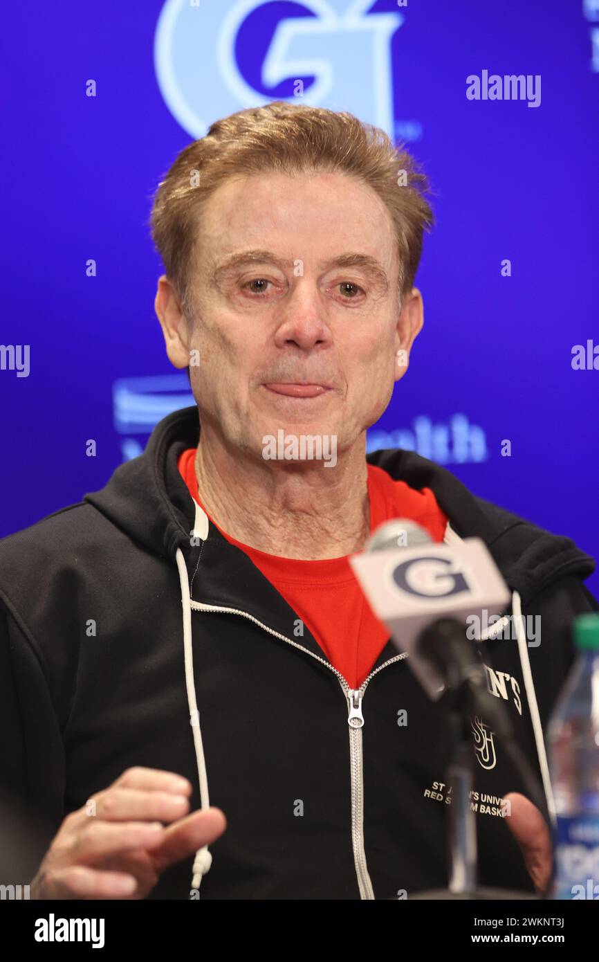 Washington, DC, USA. 21 febbraio 2024. St Rick Pitino, allenatore di pallacanestro maschile della NCAA di John, si scusa con i suoi giocatori, per i suoi commenti di domenica scorsa, durante una conferenza stampa alla partita di stasera contro Georgetown alla Capital One Arena di Washington D. C. il 21 febbraio 2024. Crediti: Mpi34/Media Punch/Alamy Live News Foto Stock