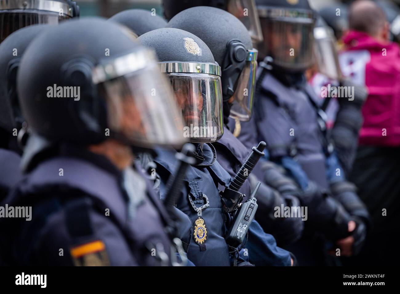 Madrid, Spagna. 21 febbraio 2024. I poliziotti sono vigili durante la manifestazione degli agricoltori a Madrid. La protesta organizzata dai sindacati spagnoli è incentrata sulle preoccupazioni per la concorrenza sleale da parte di prodotti provenienti da paesi terzi. Gli agricoltori sono anche infelici per gli scarsi profitti derivanti dalle loro colture e criticano la politica agricola dell'Unione europea. Credito: SOPA Images Limited/Alamy Live News Foto Stock