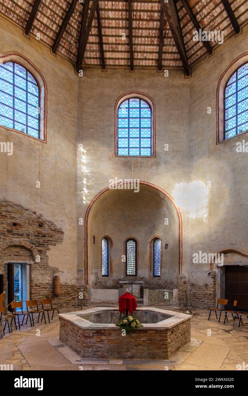 Battistero di San Giovanni Battista accanto alla Basilica di Santa Eufemia, città vecchia, isola di grado, costa nord del mare Adriatico, Friuli Foto Stock