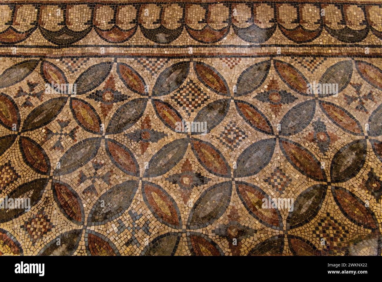 Mosaico a pavimento, Battistero di San Giovanni Battista accanto alla Basilica di Santa Eufemia, città vecchia, isola di grado, costa settentrionale del Mare Adriatico Foto Stock