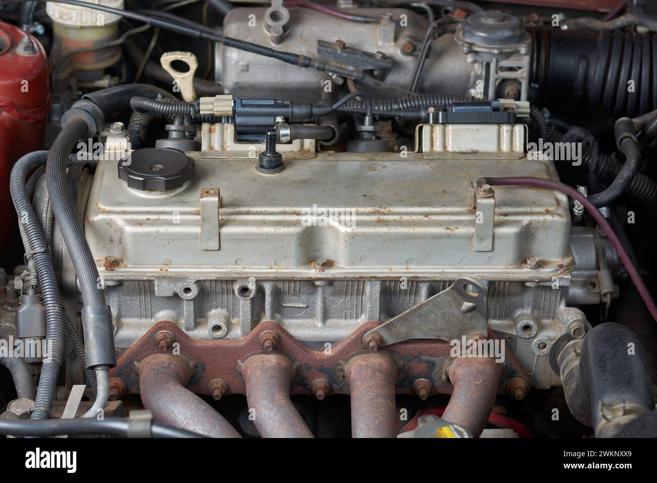 primo piano di motori o motori di autovetture a quattro cilindri vecchi e usati, motore a benzina a combustione interna ad alte prestazioni in linea retta, attenzione selettiva Foto Stock
