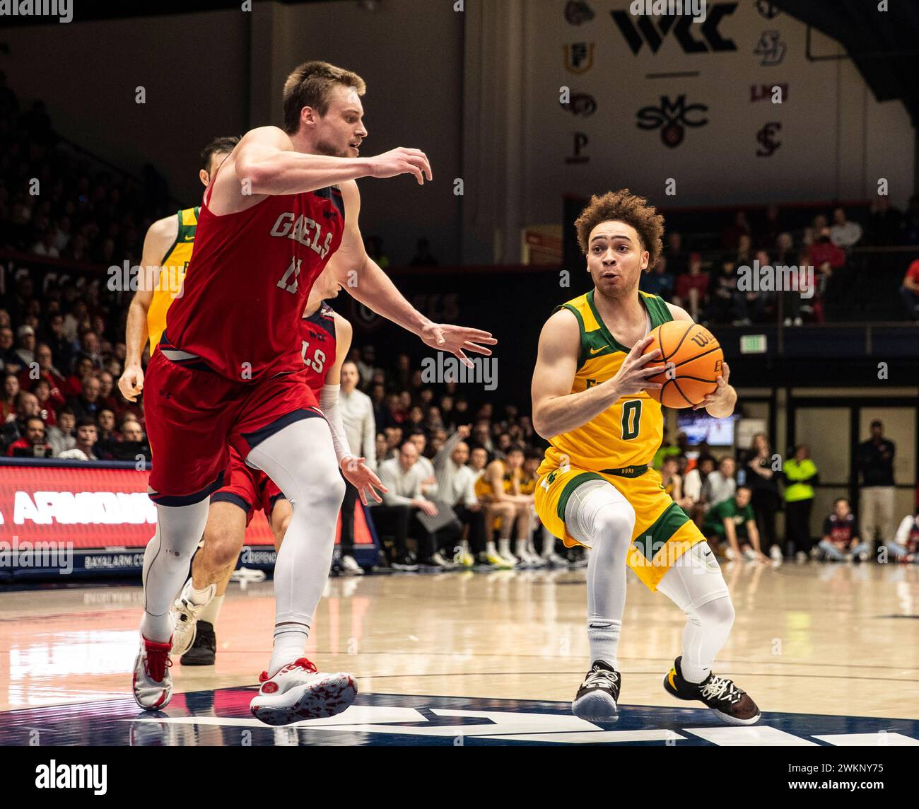 20 febbraio 2024 Moraga CA, la guardia statunitense di San Francisco Ryan Beasley (0) va al cerchio durante la partita di basket maschile NCAA tra i San Francisco Dons e i Saint Mary's Gaels. Saint Mary's batte San Francisco 70-66 all'University Credit Union Pavilion Moraga, California. Thurman James/CSM Foto Stock