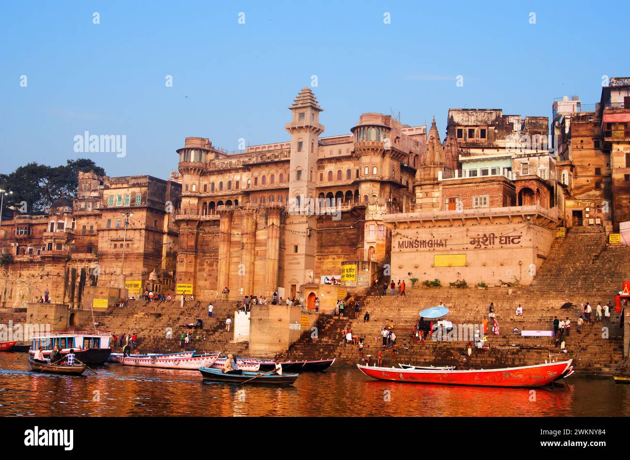 Varanasi ghats e Gange River. Foto Stock