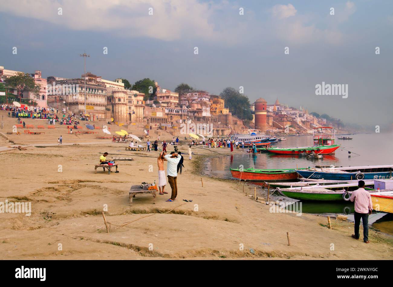 Varanasi ghats e Gange River. Foto Stock