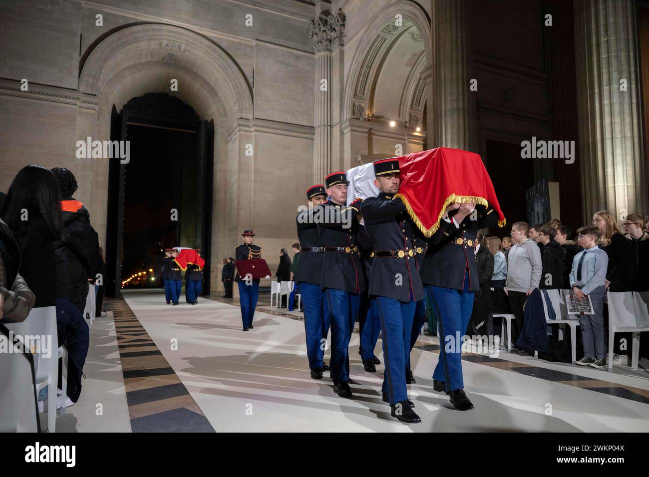 I soldati francesi trasportano le bare contenenti le ceneri del combattente della resistenza armena Missak Manouchian e di sua moglie Melinee durante il tributo nazionale al combattente della resistenza comunista armena e ai suoi compagni al Pantheon, a Parigi, in Francia, il 21 febbraio, 2024in occasione di una solenne cerimonia tenutasi mercoledì nel maestoso edificio del Pantheon, il Presidente francese ha reso omaggio alla memoria di Missak Manouchian e di sua moglie Melinee, anch'essa combattente della resistenza, sono stati sepolti nel mausoleo che ospita gli eroi nazionali francesi. I nomi di 23 dei compagni combattenti della resistenza di Manouchian, la maggior parte dei quali sono stati uccisi Foto Stock