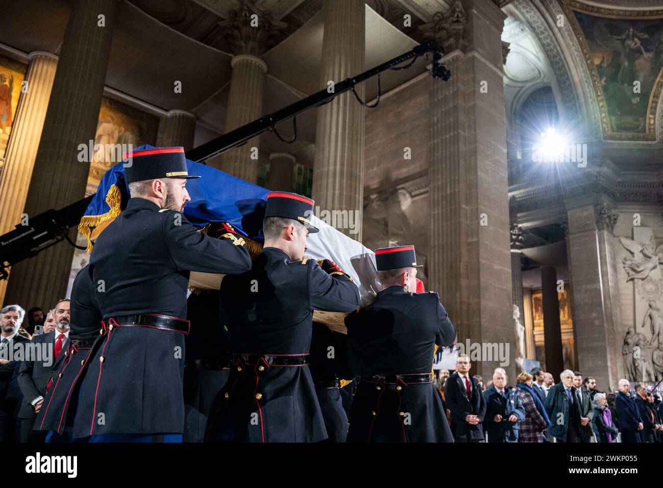 I soldati francesi trasportano le bare contenenti le ceneri del combattente della resistenza armena Missak Manouchian e di sua moglie Melinee durante il tributo nazionale al combattente della resistenza comunista armena e ai suoi compagni al Pantheon, a Parigi, in Francia, il 21 febbraio, 2024in occasione di una solenne cerimonia tenutasi mercoledì nel maestoso edificio del Pantheon, il Presidente francese ha reso omaggio alla memoria di Missak Manouchian e di sua moglie Melinee, anch'essa combattente della resistenza, sono stati sepolti nel mausoleo che ospita gli eroi nazionali francesi. I nomi di 23 dei compagni combattenti della resistenza di Manouchian, la maggior parte dei quali sono stati uccisi Foto Stock