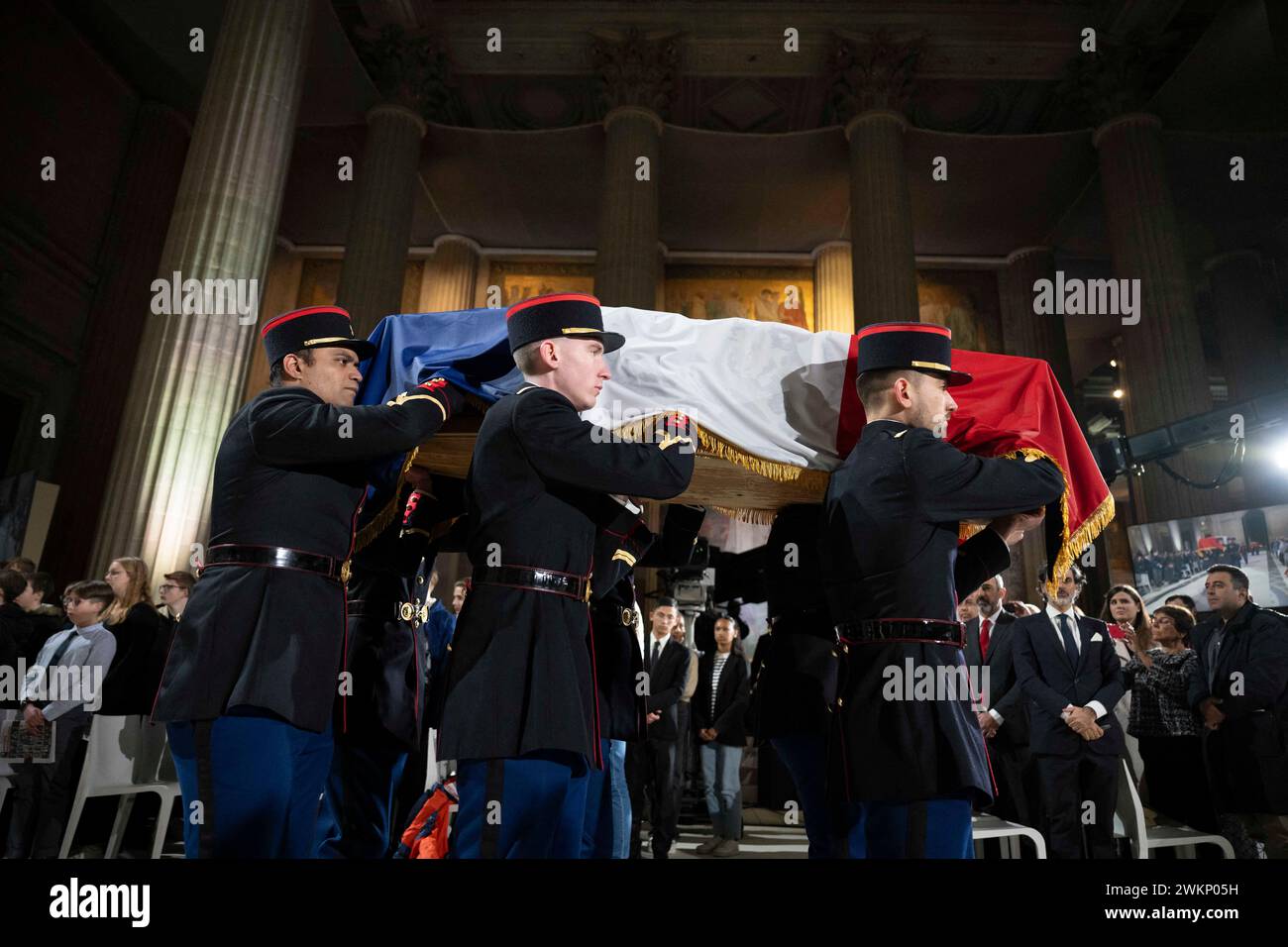 I soldati francesi trasportano le bare contenenti le ceneri del combattente della resistenza armena Missak Manouchian e di sua moglie Melinee durante il tributo nazionale al combattente della resistenza comunista armena e ai suoi compagni al Pantheon, a Parigi, in Francia, il 21 febbraio, 2024in occasione di una solenne cerimonia tenutasi mercoledì nel maestoso edificio del Pantheon, il Presidente francese ha reso omaggio alla memoria di Missak Manouchian e di sua moglie Melinee, anch'essa combattente della resistenza, sono stati sepolti nel mausoleo che ospita gli eroi nazionali francesi. I nomi di 23 dei compagni combattenti della resistenza di Manouchian, la maggior parte dei quali sono stati uccisi Foto Stock