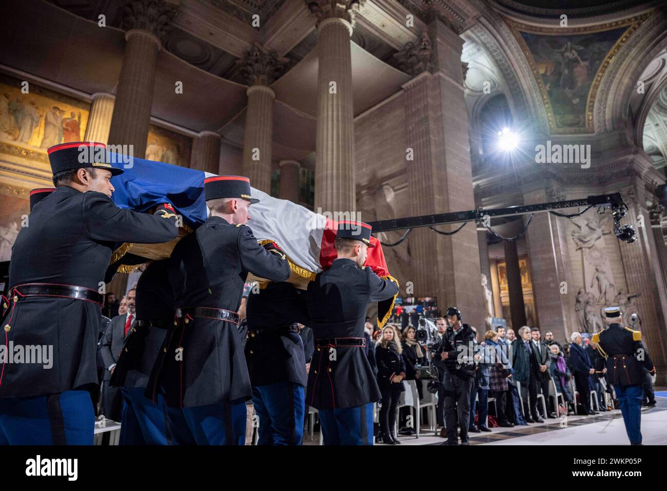 I soldati francesi trasportano le bare contenenti le ceneri del combattente della resistenza armena Missak Manouchian e di sua moglie Melinee durante il tributo nazionale al combattente della resistenza comunista armena e ai suoi compagni al Pantheon, a Parigi, in Francia, il 21 febbraio, 2024in occasione di una solenne cerimonia tenutasi mercoledì nel maestoso edificio del Pantheon, il Presidente francese ha reso omaggio alla memoria di Missak Manouchian e di sua moglie Melinee, anch'essa combattente della resistenza, sono stati sepolti nel mausoleo che ospita gli eroi nazionali francesi. I nomi di 23 dei compagni combattenti della resistenza di Manouchian, la maggior parte dei quali sono stati uccisi Foto Stock