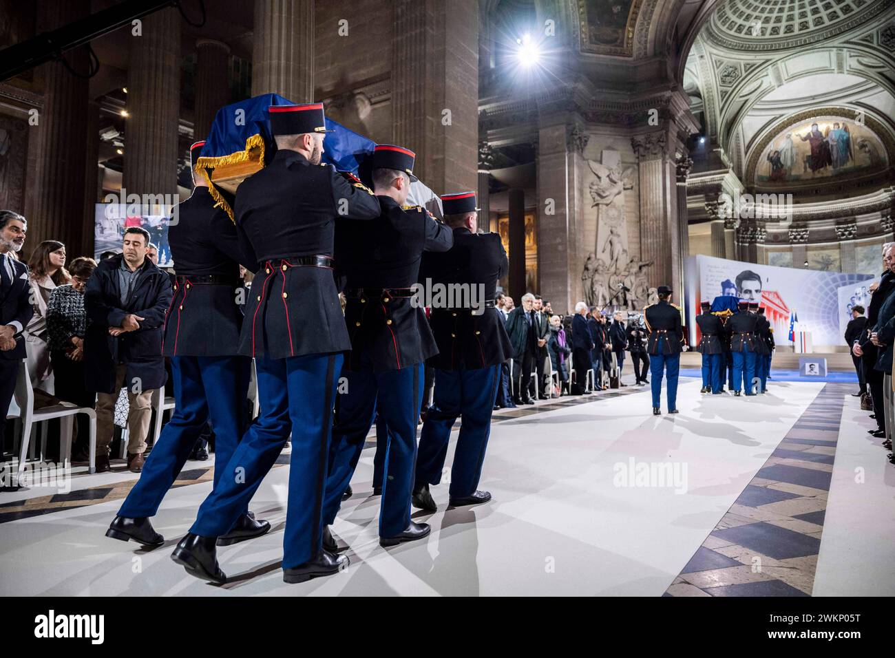 I soldati francesi trasportano le bare contenenti le ceneri del combattente della resistenza armena Missak Manouchian e di sua moglie Melinee durante il tributo nazionale al combattente della resistenza comunista armena e ai suoi compagni al Pantheon, a Parigi, in Francia, il 21 febbraio, 2024in occasione di una solenne cerimonia tenutasi mercoledì nel maestoso edificio del Pantheon, il Presidente francese ha reso omaggio alla memoria di Missak Manouchian e di sua moglie Melinee, anch'essa combattente della resistenza, sono stati sepolti nel mausoleo che ospita gli eroi nazionali francesi. I nomi di 23 dei compagni combattenti della resistenza di Manouchian, la maggior parte dei quali sono stati uccisi Foto Stock