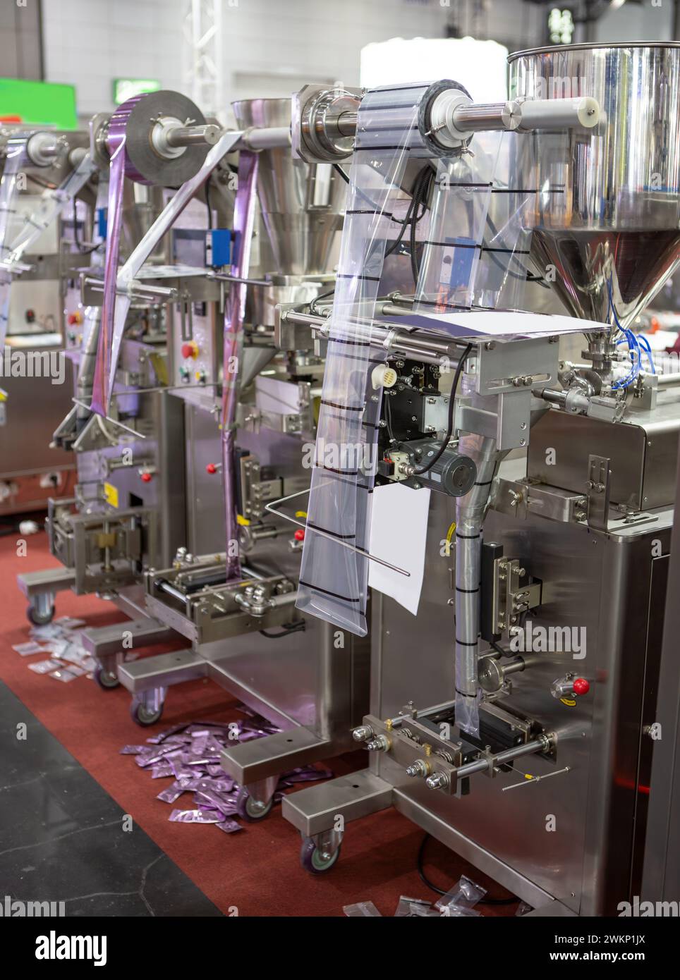 Salse, polvere, bustina di spezie sigillatrice verticale automatica e confezionatrice. Foto Stock