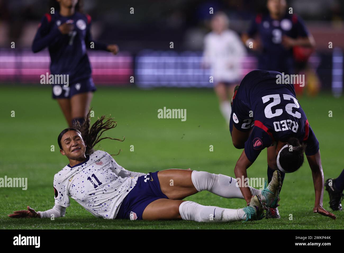 Carson, California, Stati Uniti. 20 febbraio 2024. L'attaccante degli Stati Uniti SOPHIA SMITH (11) viene fusa dal difensore della Repubblica Dominicana BRIANNE REED (22) durante il primo tempo di una partita a gironi della CONCACAF W Gold Cup tra Stati Uniti e Repubblica Dominicana al Dignity Health Sports Park di Carson, California. (Immagine di credito: © Brenton TSE/ZUMA Press Wire) SOLO PER USO EDITORIALE! Non per USO commerciale! Foto Stock