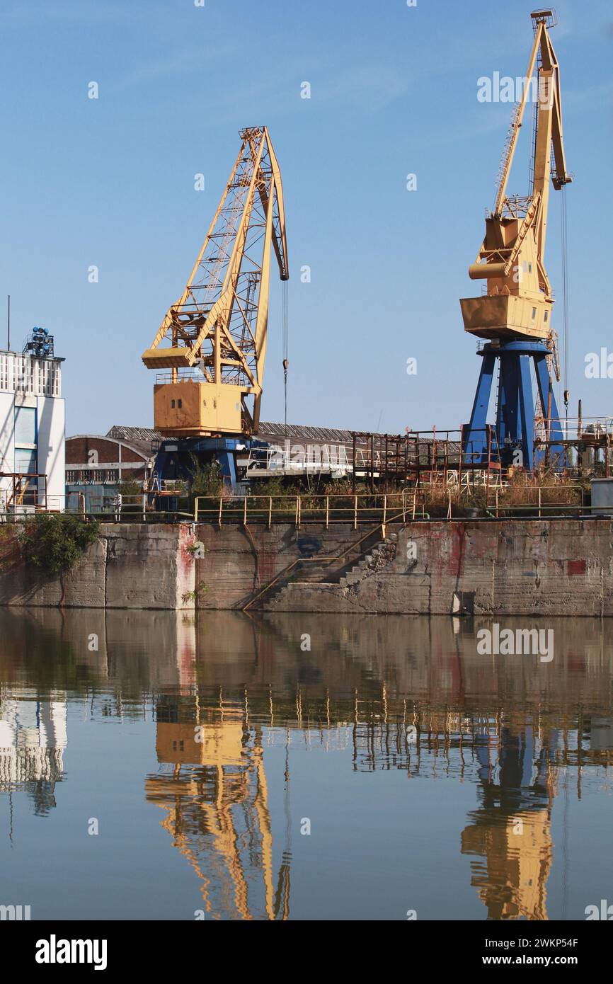 Le gru a portale gialle blu si trovano nel porto del carbone di Varna, Bulgaria Foto Stock