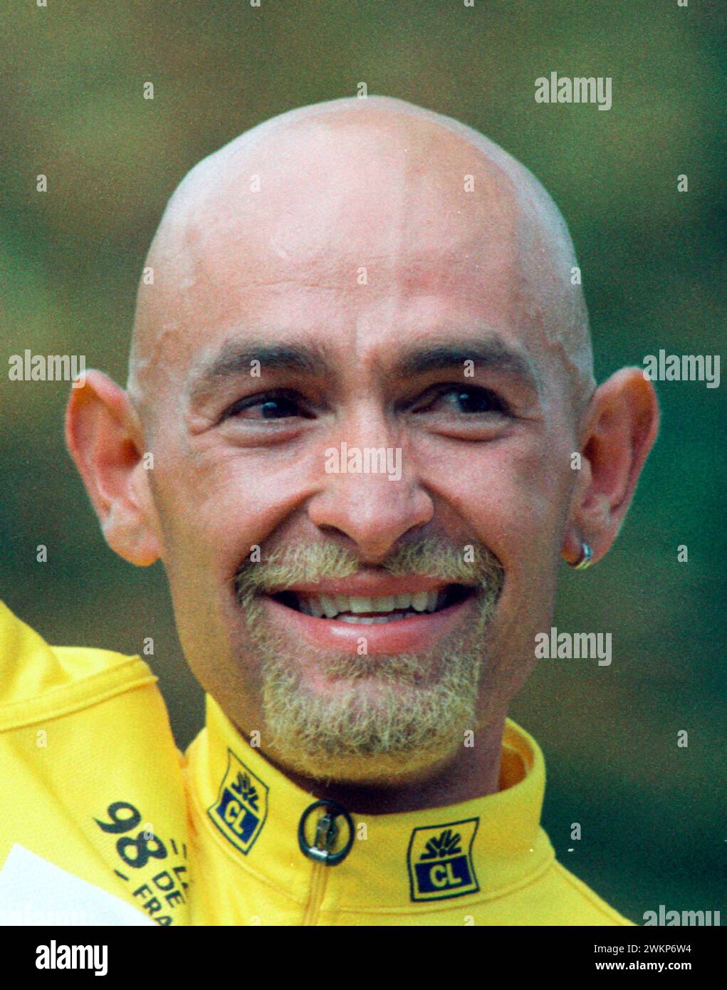Ciclismo: Tour de France '98 Vincitore Marco Pantani (ITA) in maglia gialla durante le celebrazioni della vittoria sugli Champs-Elysees a Parigi, Francia, su 2.8.1998 Foto Stock