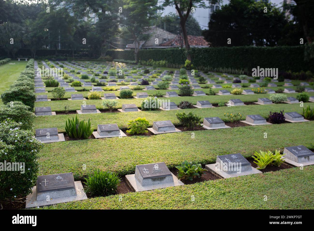 Giacarta, Indonesia - 20 febbraio 2024: Cimitero di guerra del Commonwealth a Giacarta, Indonesia. Foto Stock