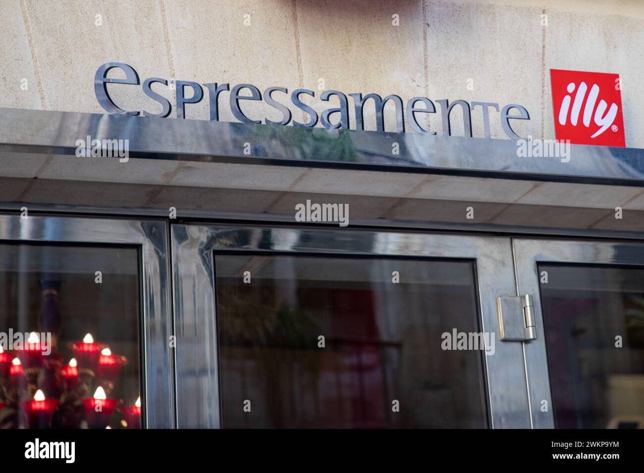 Bordeaux , Francia - 02 19 2024 : caffetteria Illy espresso con il logo rosso, caffè leader nella produzione di caffè italiano, facciata del ristorante con ingresso del marchio Foto Stock