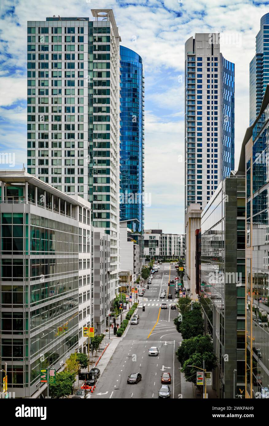 San Francisco, Stati Uniti - 9 settembre 2022: Grattacieli, vista su una strada cittadina nel quartiere SOMA e una parte dell'ingresso del Bay Bridge Foto Stock