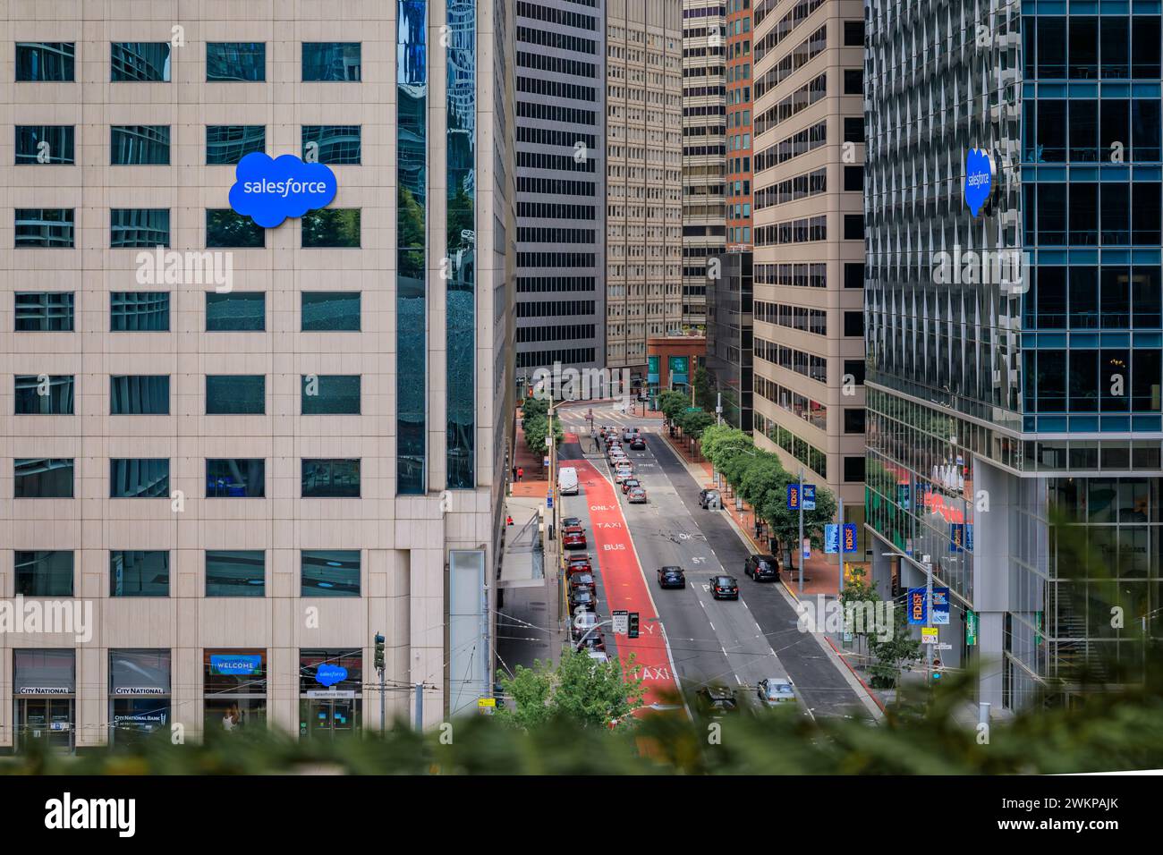 San Francisco, Stati Uniti - 9 settembre 2022: Grattacieli e auto in una strada cittadina nel quartiere SOMA, vista dall'altra parte della Market Street Foto Stock