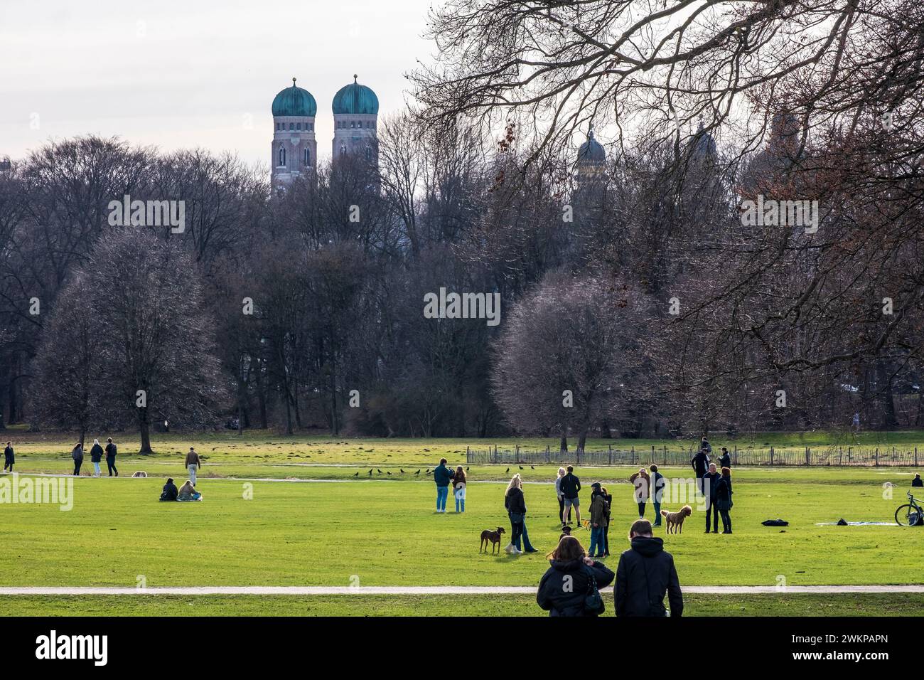 Una giornata calda alla fine di febbraio all'Englischer Garten di Monaco, Germania Foto Stock