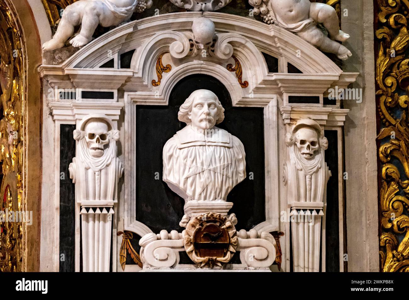Teschi su un memoriale barocco per un Cavaliere di Malta, St. La Concattedrale di Giovanni, la Valletta Foto Stock