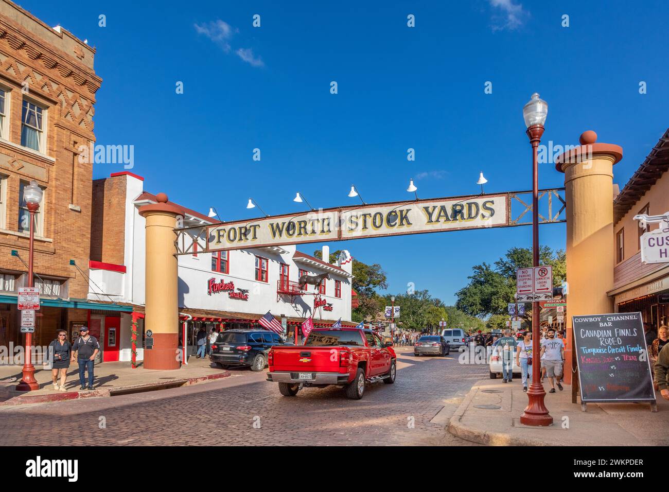 Fort Worth, Stati Uniti - 4 novembre 2023: Vista sull'architettura in mattoni e sulla strada principale di Stockyards, la vecchia area di vendita di bestiame di Fort Worth, Stati Uniti. Foto Stock