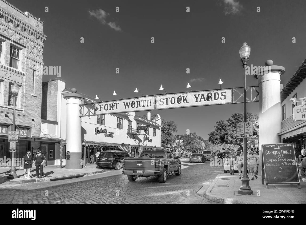 Fort Worth, Stati Uniti - 4 novembre 2023: Vista sull'architettura in mattoni e sulla strada principale di Stockyards, la vecchia area di vendita di bestiame di Fort Worth, Stati Uniti. Foto Stock
