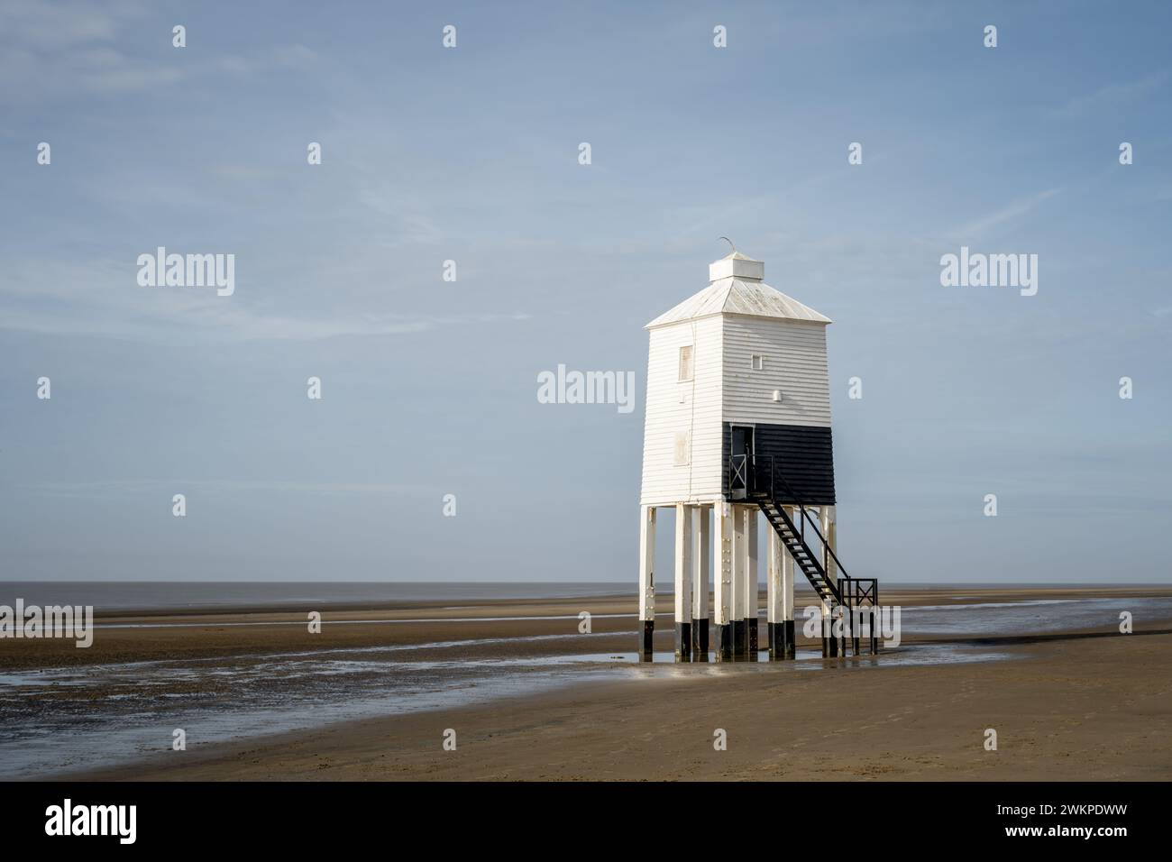 Una mattina d'inverno sulla spiaggia al faro di Burnham-on-SEA Foto Stock