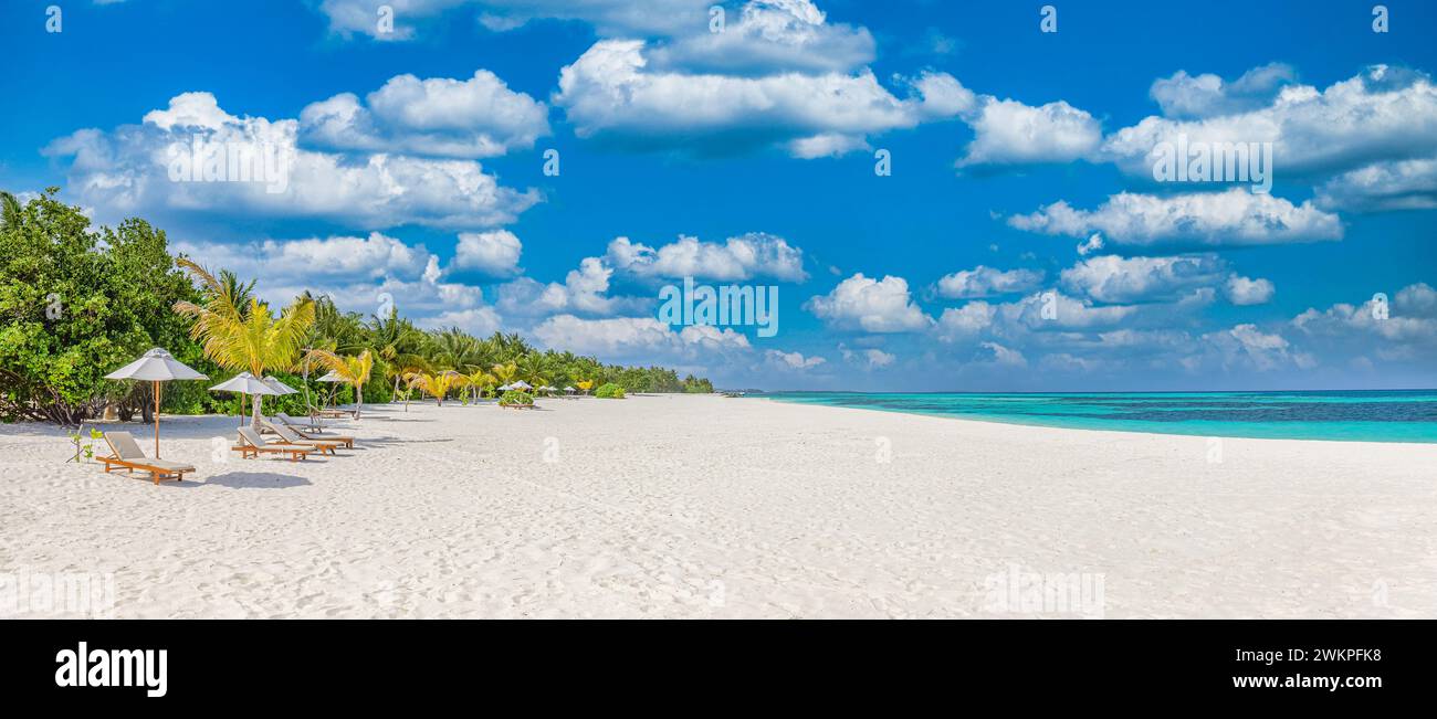 Spiaggia di vacanza incredibile. Sedie sulla spiaggia di sabbia vicino al mare. Vacanza romantica estiva per turismo. Paesaggio tropicale dell'isola. Spiaggia tranquilla Foto Stock