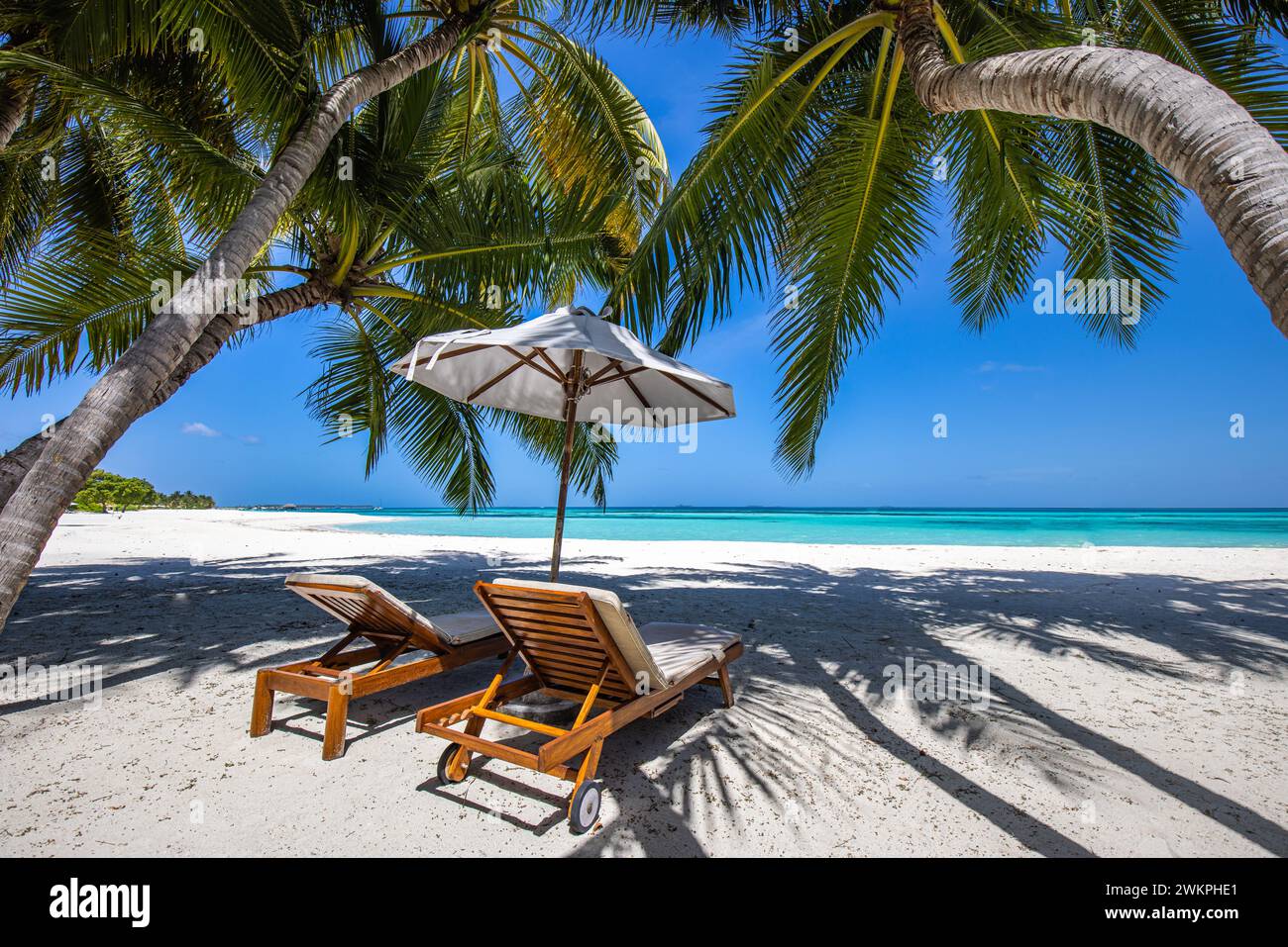 Spiaggia di vacanza incredibile. Sedie sulla spiaggia di sabbia vicino al mare. Vacanza romantica estiva per turismo. Paesaggio tropicale dell'isola. Spiaggia tranquilla Foto Stock